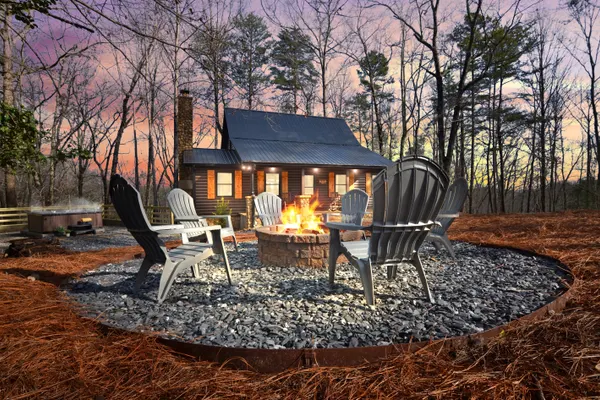 Photo 1 - Newly Renovated Luxury Cabin w/Hot tub & Fire pit!