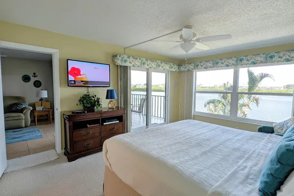 Photo 1 - Waterfnt 2BR, Elevator, Palm Trees Ocean Breeze!