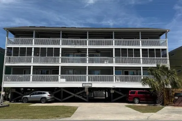 Photo 1 - Colony IV 301