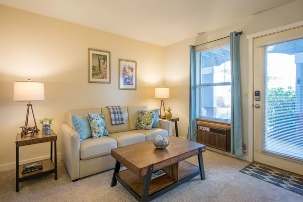 Photo 1 - Comfortable 09 Lodge Condo Minutes Away from Downtown Hood River