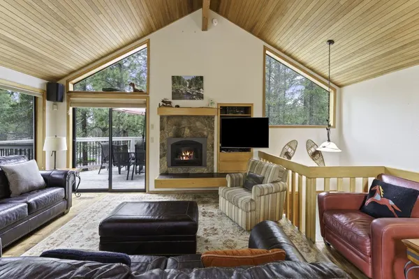 Photo 1 - 2 Quail Home Private Hot Tub, Steps from SHARC and short walk to the Sunriver Village