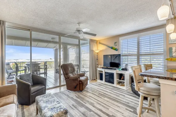 Photo 1 - Mag 112 is a Beautiful 2 BR with free beach service for 2 in Destin Pointe