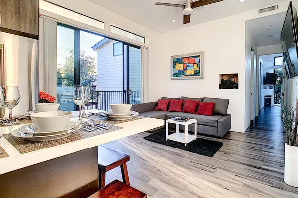 Photo 1 - 2nd Story Masterpiece in Venice Beach-Sleeps 10