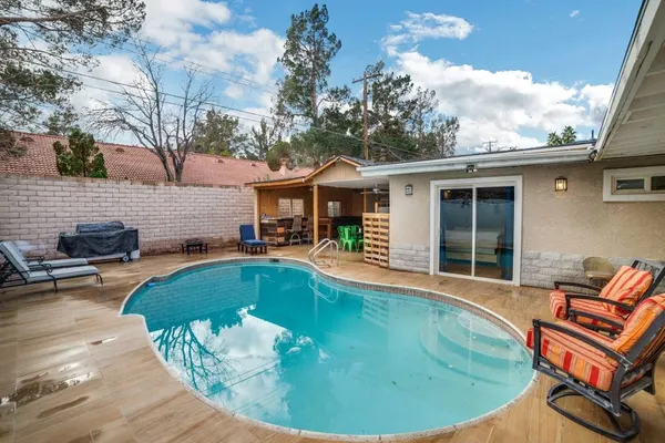 Photo 1 - Vibrant in Vegas - 4 Bd with Shimmering Pool!