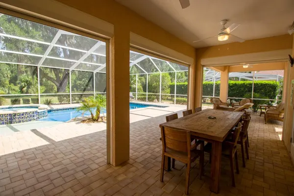 Photo 1 - Spacious home with private pool & Jacuzzi
