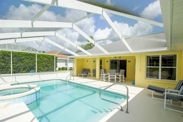 Photo 1 - Beautiful & Sunny Pool Home with Golf View