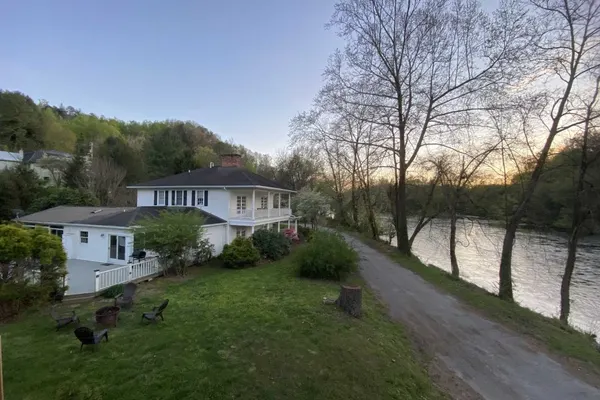 Photo 1 - Southern Charm Riverside