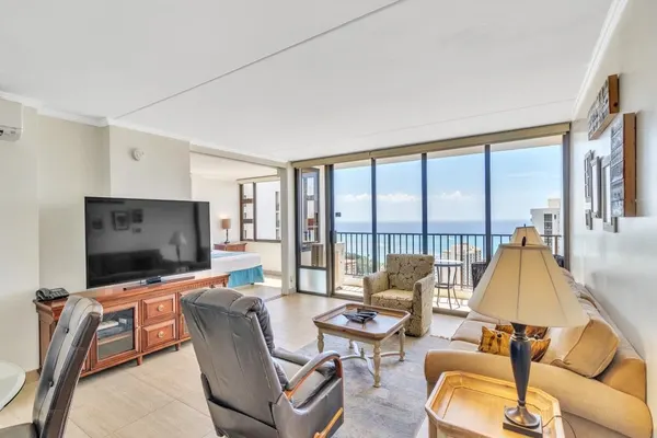 Photo 1 - 37th Floor Condo with Sweeping Ocean Views & Free parking!