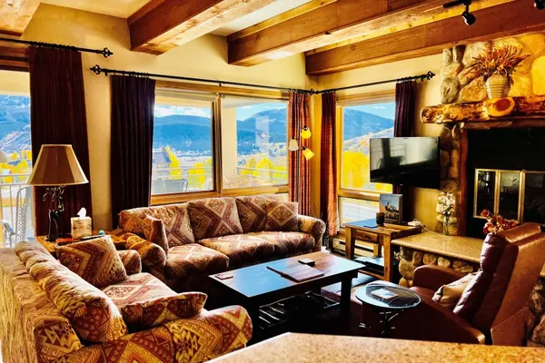 Photo 1 - Spacious & Cozy Condo With Wood Fireplace