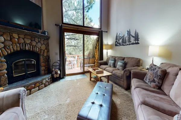Photo 1 - Woodlands 25 Updated and Spacious, Quiet with Forest Setting Views townhouse