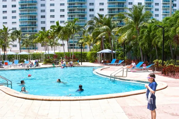 Photo 1 - 1BR Luxury Condo with Pool Across from Beach