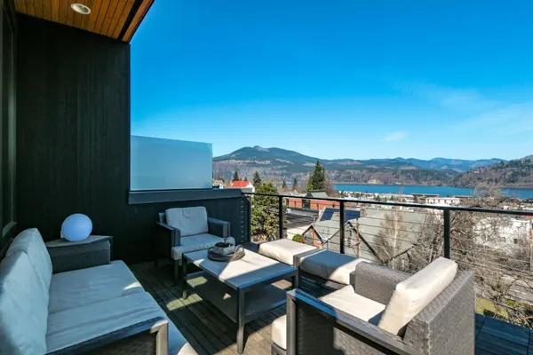 Photo 1 - FOUR Condo with Columbia River Gorge View and Hot Tub