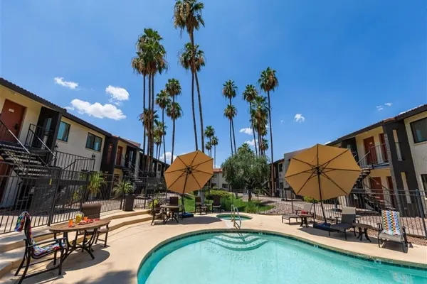 Photo 1 - 1 bedroom apartment with hot tub!