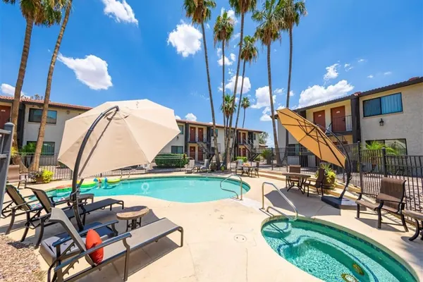 Photo 1 - 1 bedroom apartment with hot tub!