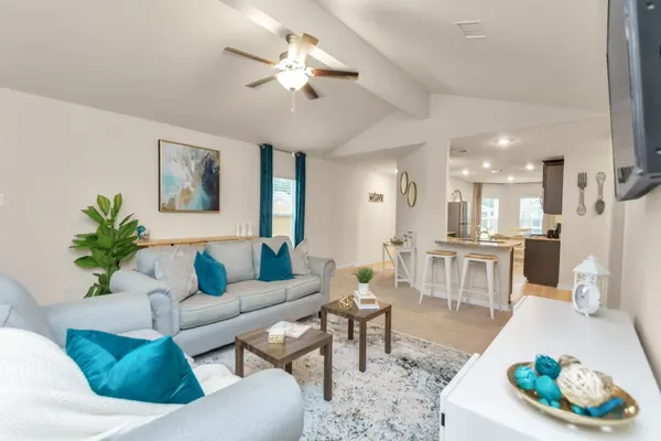 Photo 1 - Newly Remodeled Pet Friendly Family Home In Hockley