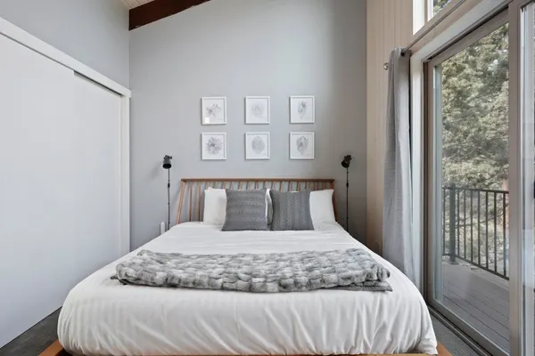 Photo 1 - Pet-Friendly Pine Knoll Private Home with Hot Tub and Fire Pit