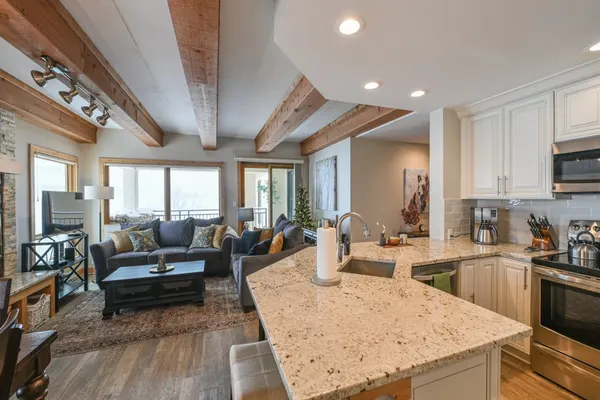 Photo 1 - Luxury & Modern 2 BR Condo at the Plaza
