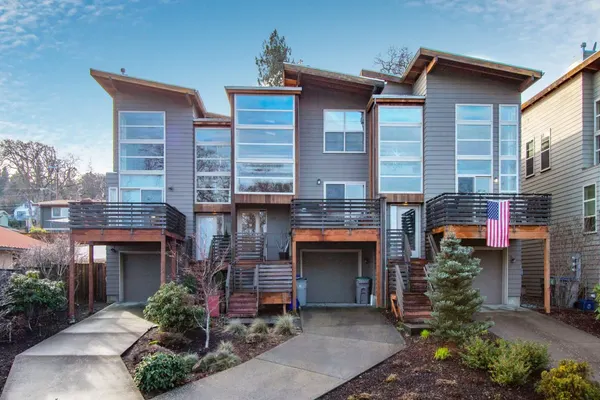 Photo 1 - Sophisticated Urban Loft Townhouse with BBQ on the Deck