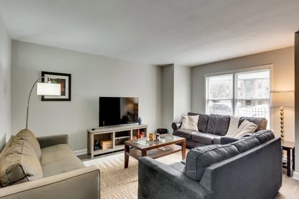 Photo 1 - 3 br/2 ba w/ Building Laundry by IL Med District