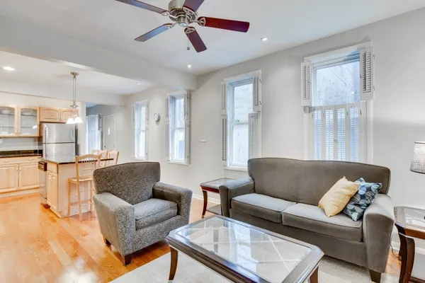 Photo 1 - Near the Blue Line! 3 Bedrooms in River West