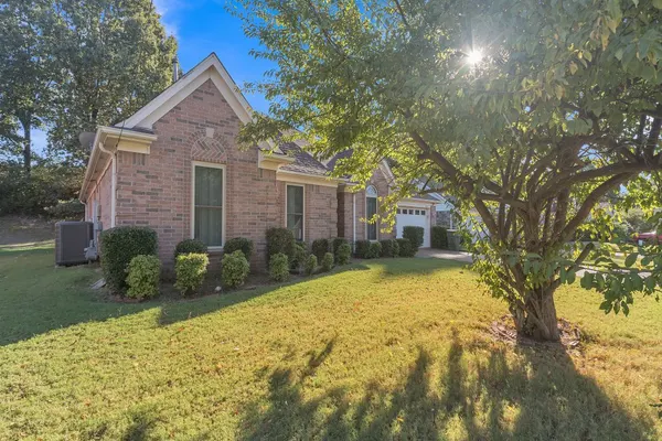 Photo 1 - Charming Home near Memphis Airport - Free Parking