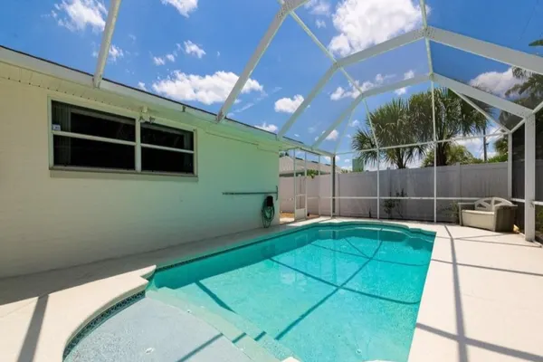 Photo 1 - Private 4 bedroom Pool Home w 2 car garage