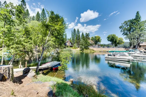 Photo 1 - Dos Pinos - Spacious Lakefront Cabin w/ Game Room