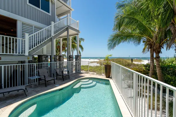 Photo 1 - 40 Warm Sands North End Retreat: 3BR Beach Front