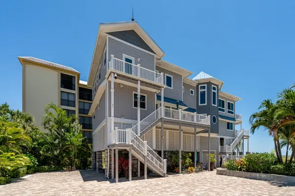 Photo 1 - 30/40 Southern Dream Island Haven: Two Units, Pool, Beach Front