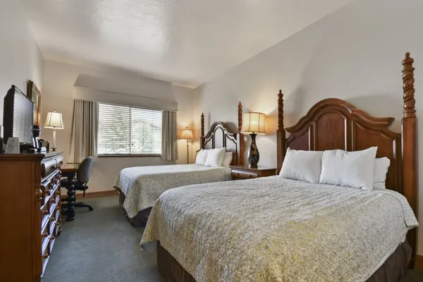 Photo 1 - Villa 2032 2 Queen Beds - 1 Bedroom 1 Bath No Kitchen