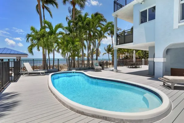 Photo 1 - Luxury beachfront home with pool in Islamorada