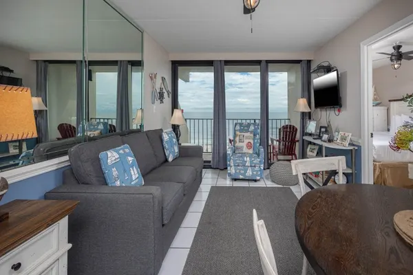 Photo 1 - Island Winds East 707