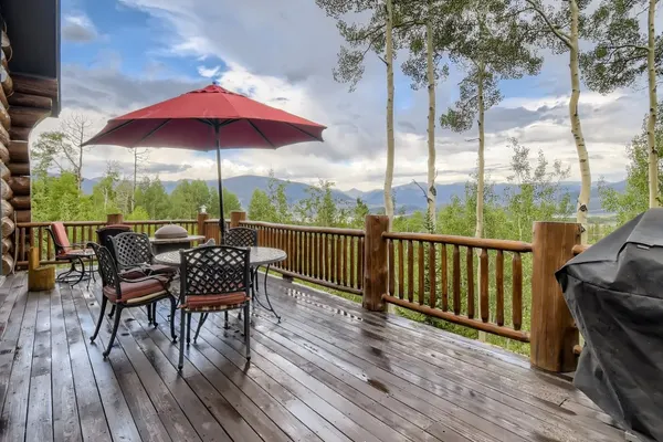 Photo 1 - 4 bedroom home with hot tub!