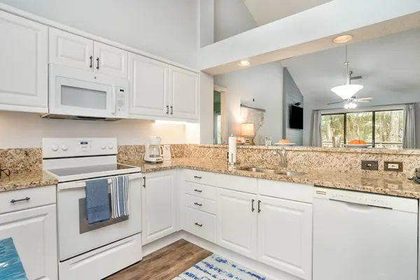 Photo 1 - 14D Richmond Park - remodeled 3BR 3BA villa