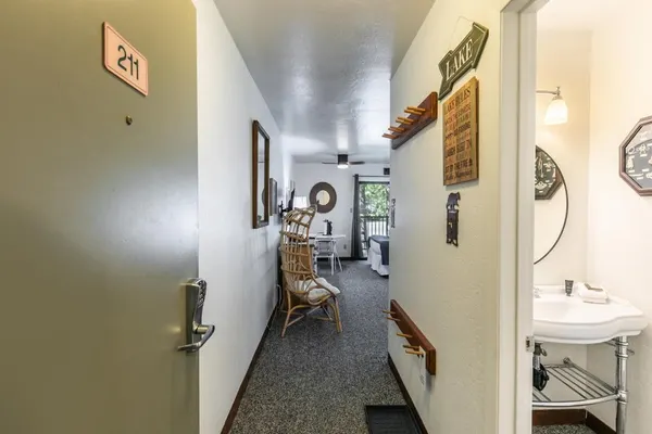 Photo 1 - 211 Bldg B