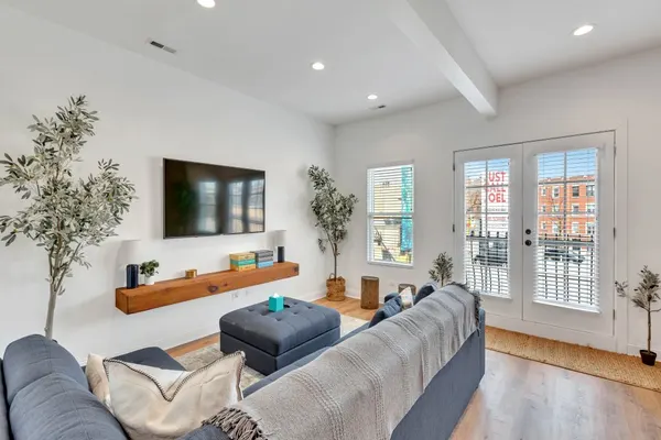 Photo 1 - Bright Modern 4Bd 2Ba in the Heart of Wrigleyville