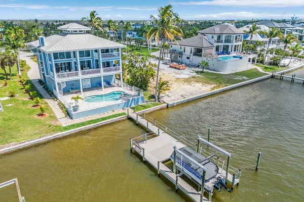 Photo 1 - 950 Sea Breeze Bay Waterfront: Pool, Spa, Dock Access