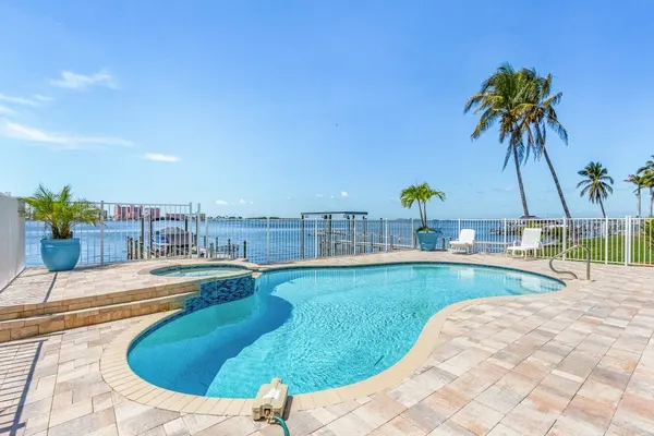 Photo 1 - 950 Sea Breeze Bay Waterfront: Pool, Spa, Dock Access