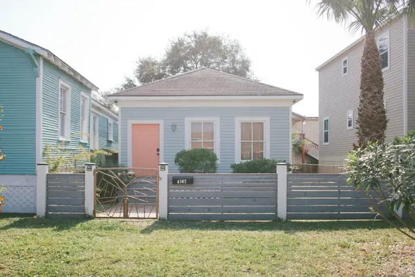 Photo 1 - The Knotty Mermaid 2BR Home in Galveston