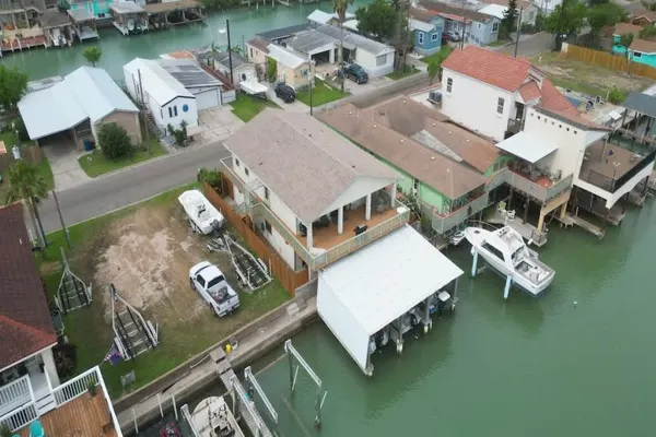 Photo 1 - 3 bedr Home *Waterfront & Boat Slip * Deck * BBQ