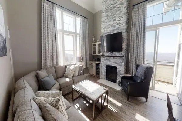 Photo 1 - Luxury 3 BR in Seneca with Breathtaking View!