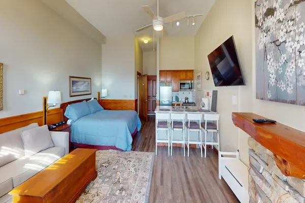 Photo 1 - Warm & Cozy Rimfire Studio with Hot Tub Balcony