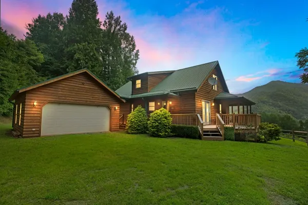 Photo 1 - Cozy Mountain Retreat w/ Scenic Views