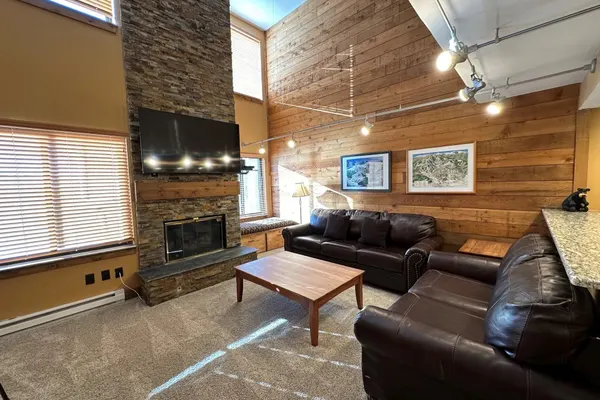 Photo 1 - Lakeside, spacious, modern 2BR - sleeps up to 8