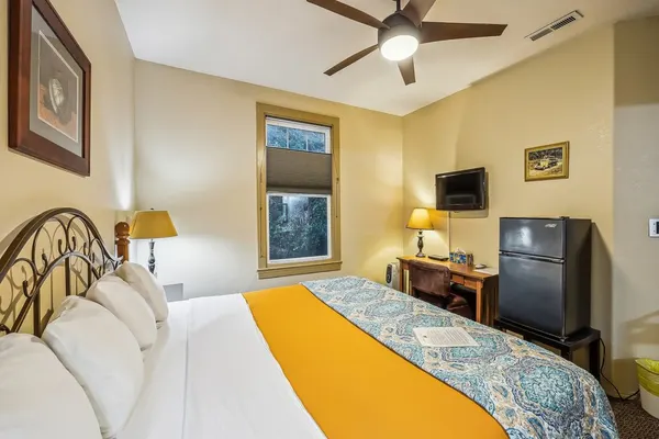 Photo 1 - Hotel Cathlamet Room 206 - Garden View King