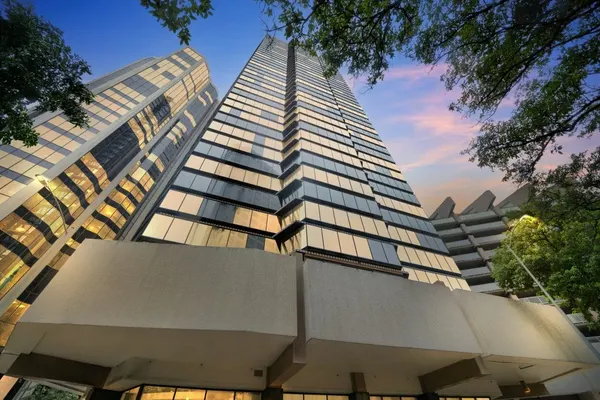 Photo 1 - Chic DT Honolulu Executive Condo
