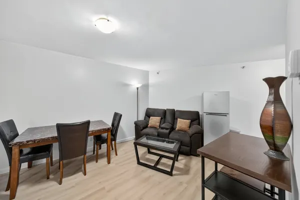 Photo 1 - Chic DT Honolulu Executive Condo