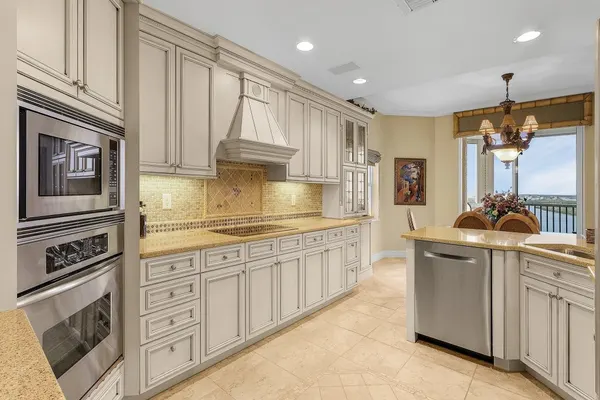 Photo 1 - Monthly Discount! Wateredge 492 Condo w/ Balcony & Bay Views