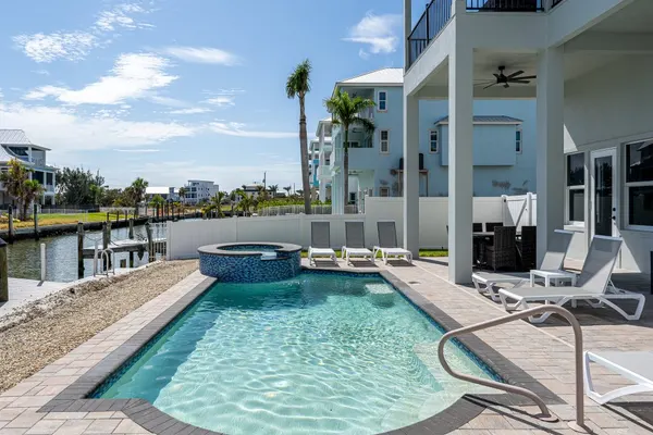 Photo 1 - 611 Sea Breeze Bliss Canal-Front Luxury: Pool, Spa & Steps to Be