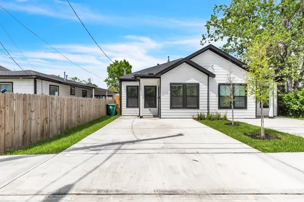 Photo 1 - Chic Pet Friendly 3BR Duplex in Amazing Location